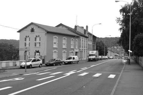 Avenue du Général de Gaulle (anciennement avenue de la gare) en 2009 (photographie noir et blanc : Jean-Luc Gouret)